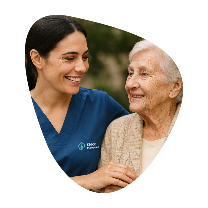 Trabajadora de la residencia con una residente